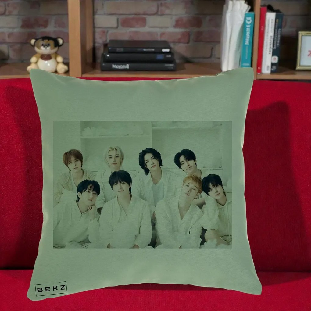 Perna Personalizata K-pop Stray Kids Foto Grup Alb All-White cu 8 Membrii, 40x40 cm, Verde, Husa Detasabila, Perna Inclusa, BEKZ®
