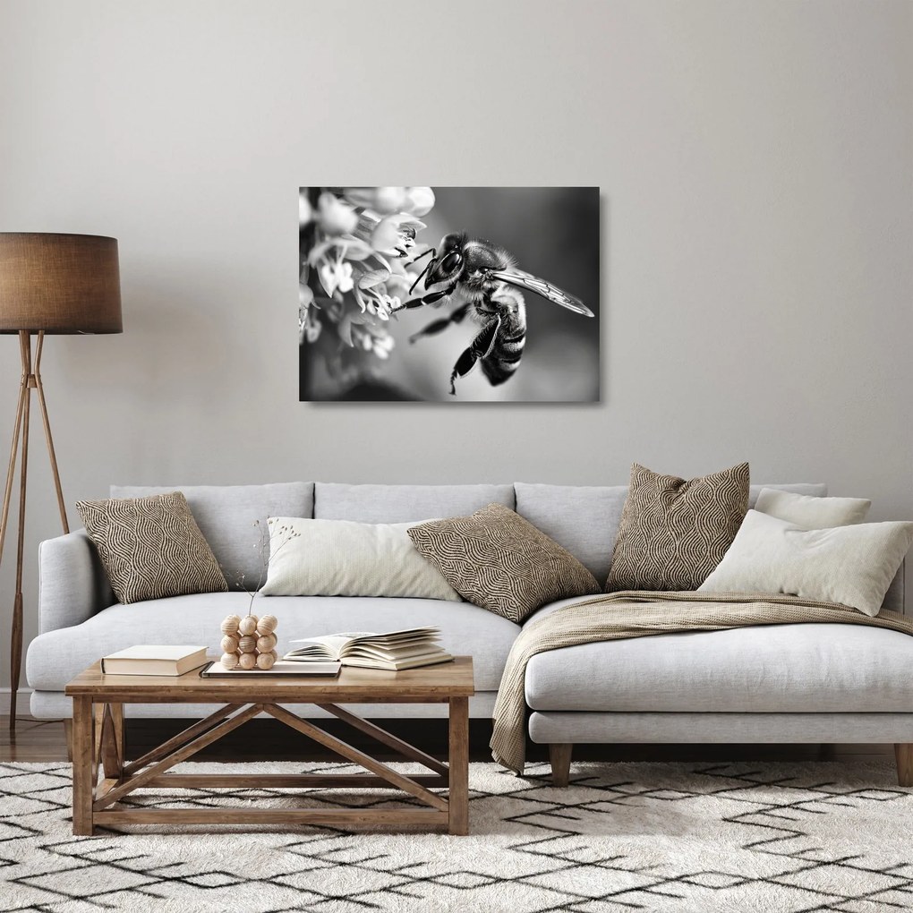 Tablou pe sticlă - Detaliu de albină (70x50 cm)