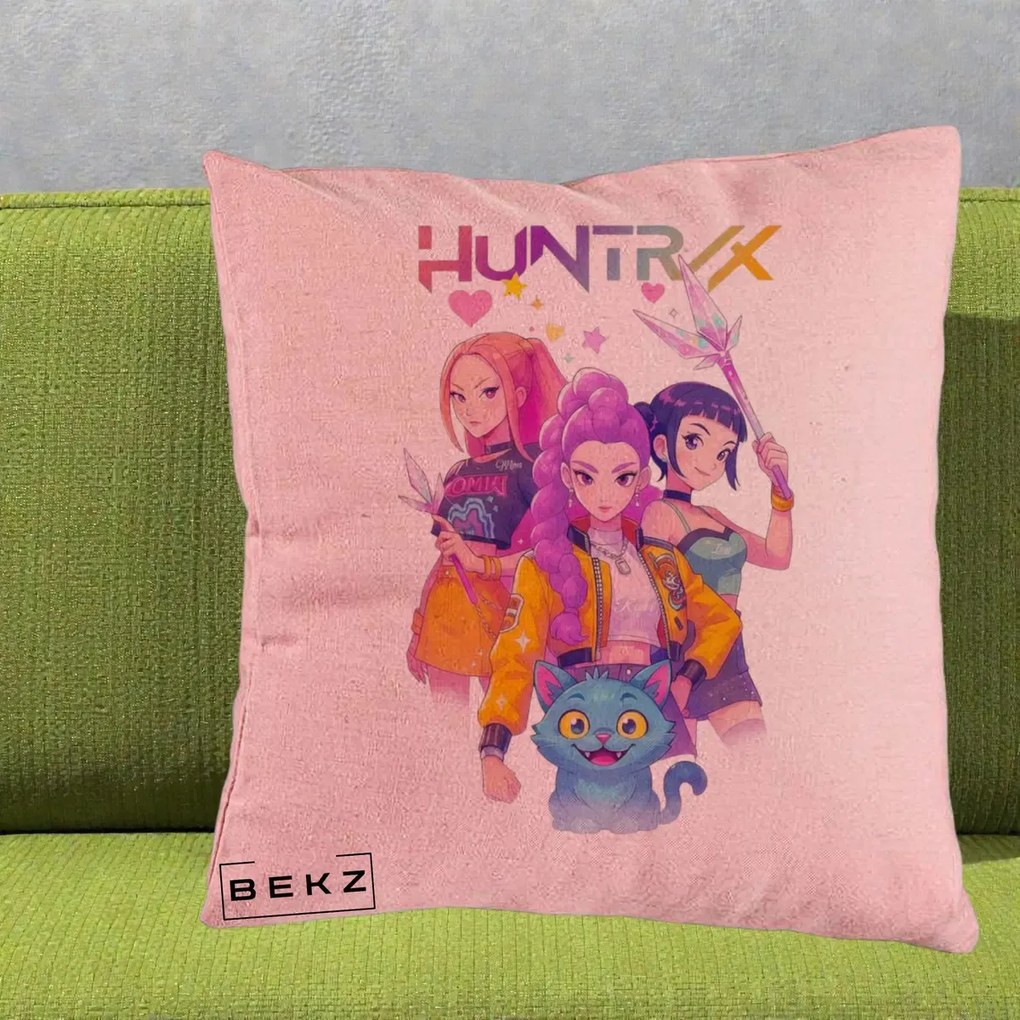 Perna Personalizata K-pop HUNTRX Trio Foto cu Pisica, 40x40 cm, Roz, Husa Detasabila, Perna Inclusa, BEKZ®