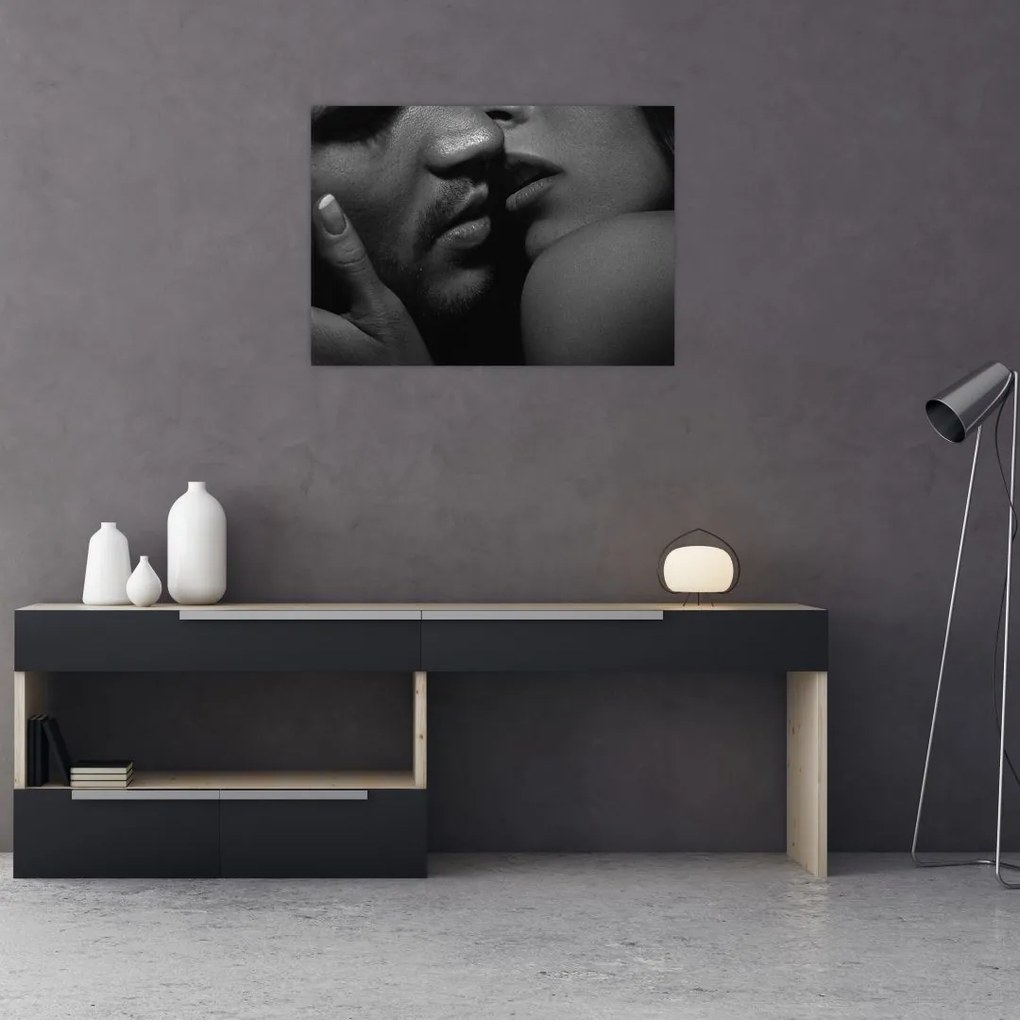 Tablou pe sticlă - Sărutul, fotografie alb-negru (70x50 cm)