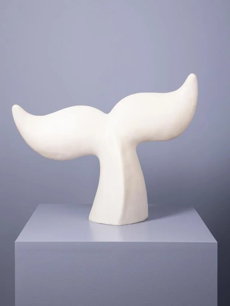 Lampă de masă din rășină și pulbere de piatră albă, formă de coadă de balenă, finisaj mat, 42×53×19 cm, „Fluke"