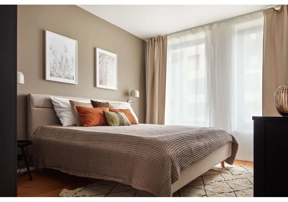 Pat matrimonial bej tapițat cu spațiu de depozitare cu somieră 180x200 cm Lotte – Meise Möbel