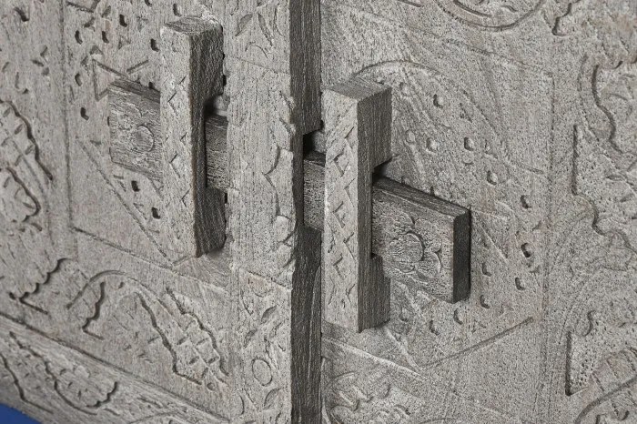 Comodă TV sculptată lungă din lemn masiv, gri, cu 6 uși, 3 rafturi și zăvoare din lemn, finisaj patinat, 61 x 200 x 40 cm, „Arvane”