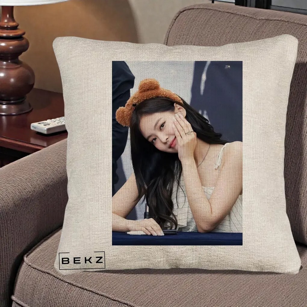 Perna Personalizata K-pop BLACKPINK Jennie Cute cu Diadema Ursulet, 40x40 cm, Bej Canapea, Husa Detasabila, Perna Inclusa, BEKZ®