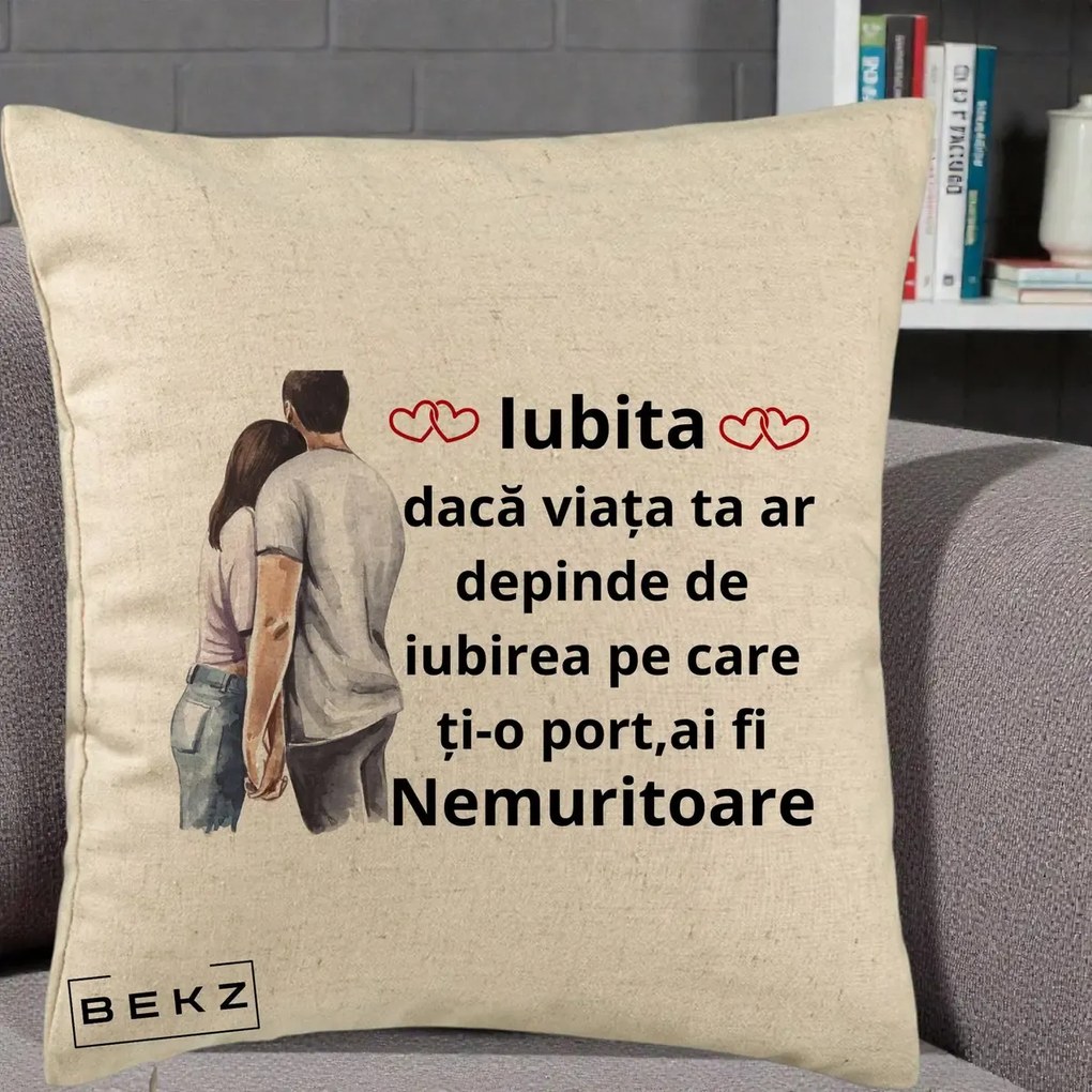 Cadou pentru Iubita - Perna Personalizata Iubita Nemuritoare cu Cuplu Acuarela Roz si Inimi, 40x40 cm, Bej, Husa Detasabila, Perna Inclusa, BEKZ®