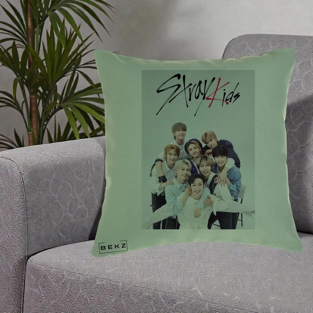 Perna Personalizata K-pop Stray Kids cu Foto Grup Alb-Albastru, 40x40 cm, Verde, Husa Detasabila, Perna Inclusa, BEKZ®
