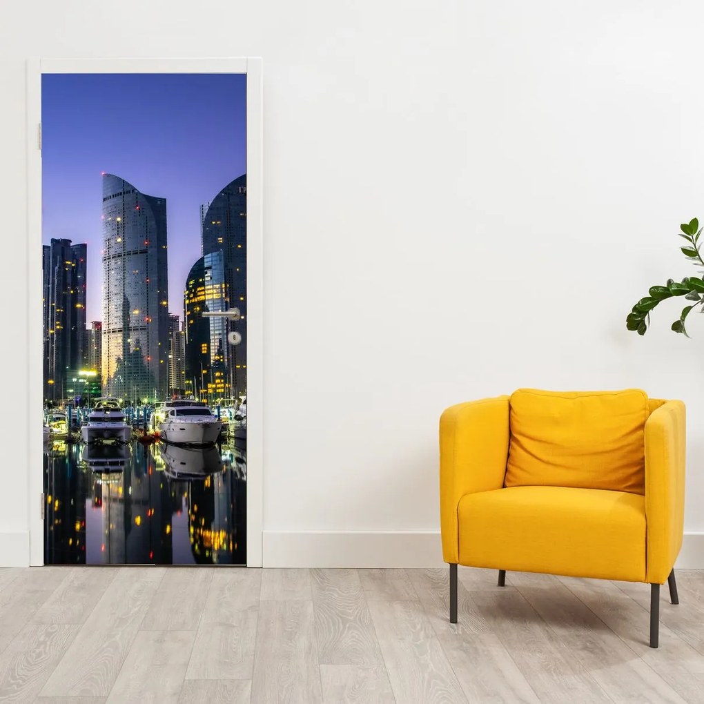 Fototapet pentru ușă - Iahturi și zgârie-nori (95x205cm)