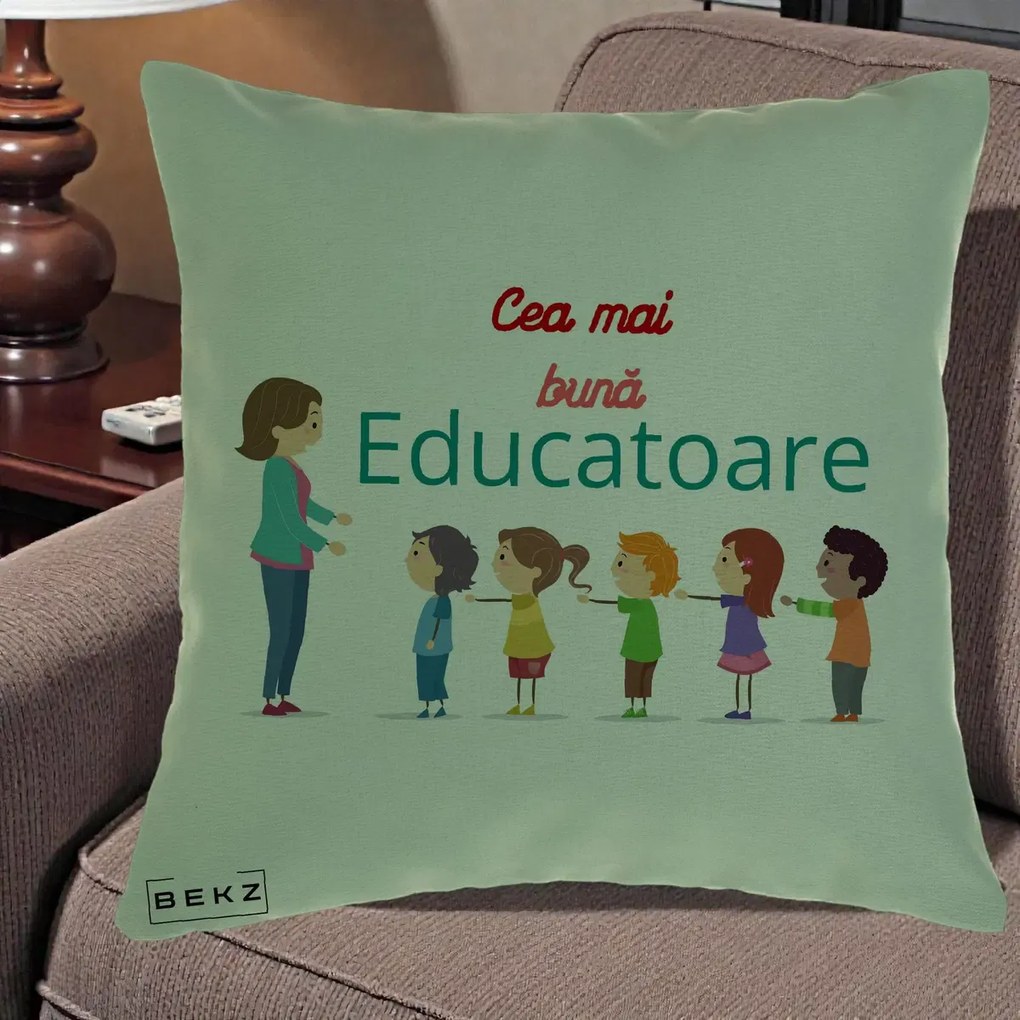 Cadou pentru Educatoare - Perna Personalizata Cea mai Buna Educatoare cu Ilustratie Copii si Educatoare, 40x40 cm, Verde, Husa Detasabila, Perna Inclusa, BEKZ®