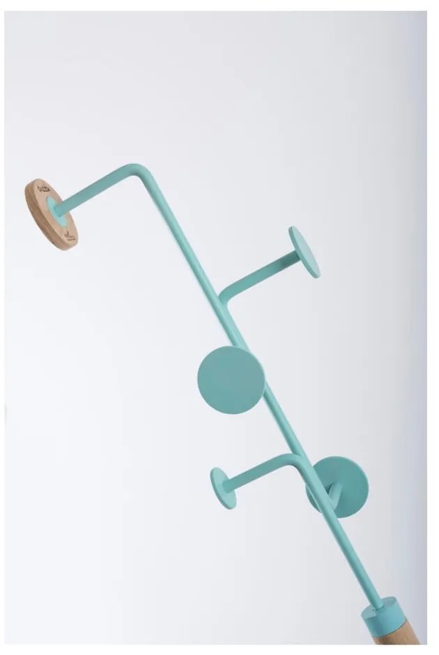 Cuier din lemn masiv de stejar cu detalii albastre Gazzda Hook