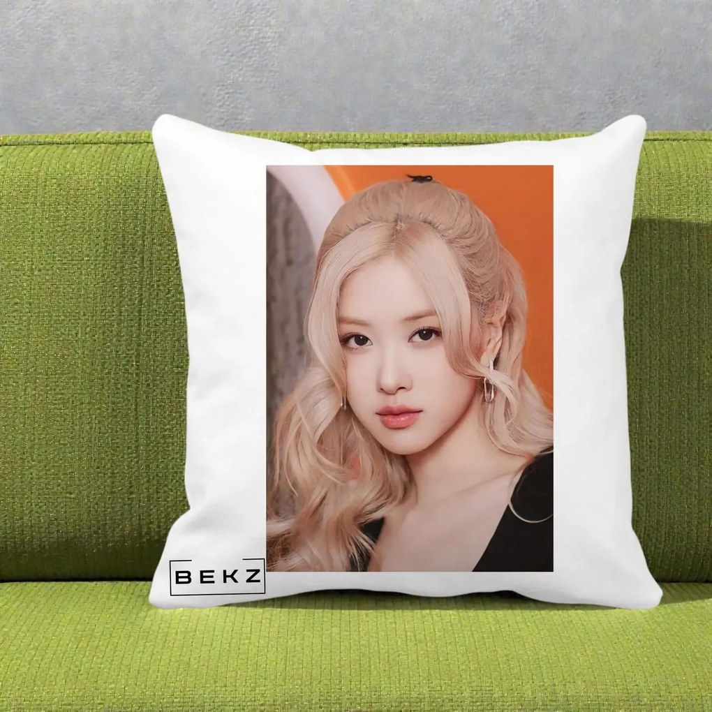 Perna Personalizata K-pop BLACKPINK cu Funda Rosie, 40x40 cm, Alba Mata, Husa Detasabila, Perna Inclusa, BEKZ®