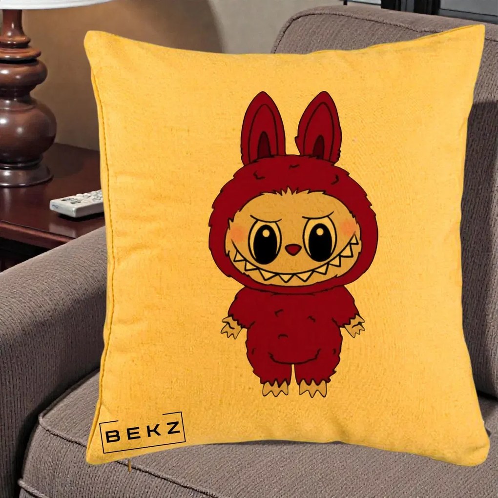 Perna Personalizata Labubu Rosu-Visiniu Solo, 40x40 cm, Galben, Husa Detasabila, Perna Inclusa, BEKZ®