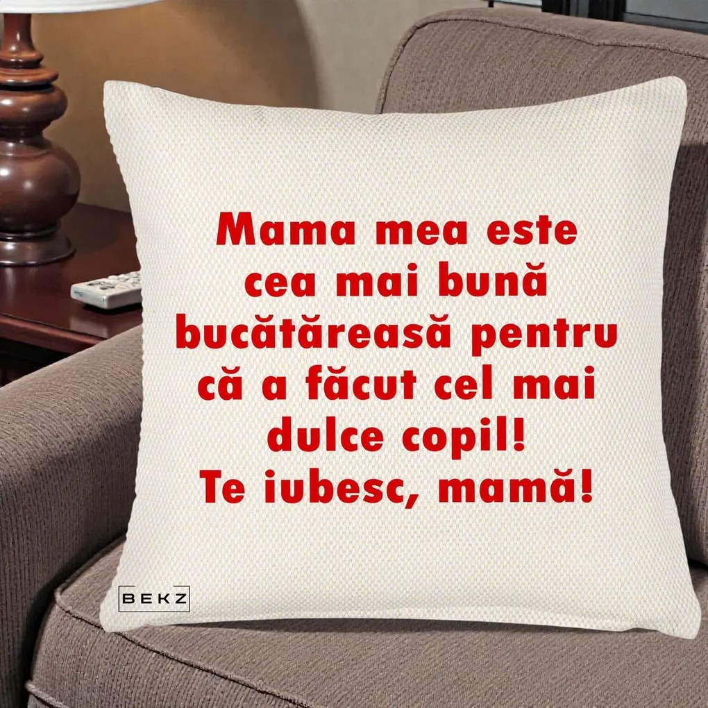 Cadou pentru Mama - Perna Personalizata Mama cea Mai Buna Bucatareasa, 40x40 cm, Crem Reliefat, Husa Detasabila, Perna Inclusa, BEKZ®