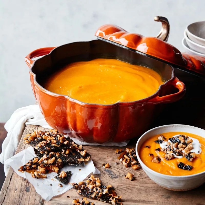 Oala din fonta in forma de dovleac Staub Pumpkin P687129, 24 cm, 3,45 l, Toate plitele inclusiv inductie si cuptor pana la 240°C, Acoperire emailata, Portocaliu