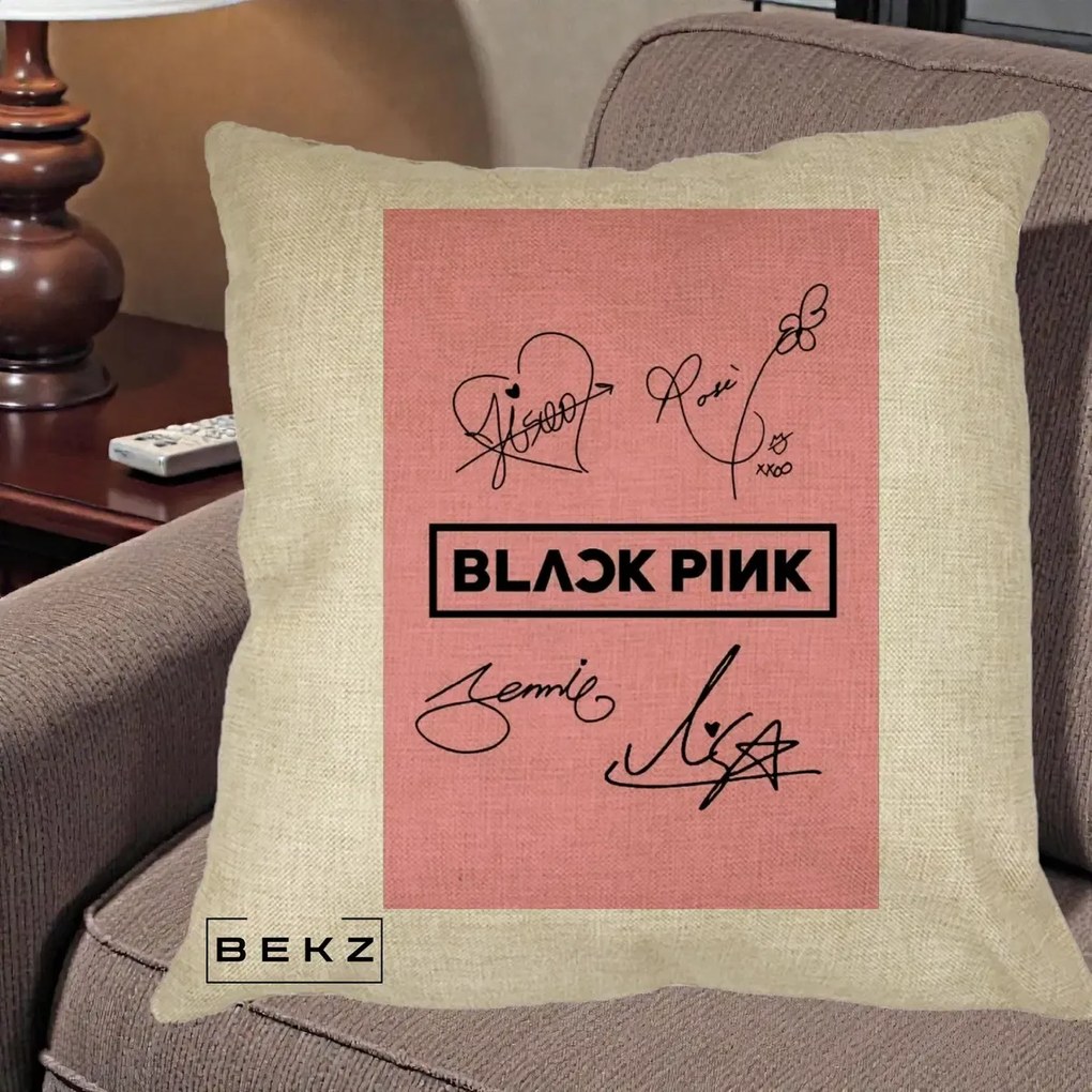 Perna Personalizata K-pop BLACKPINK Semnaturi Roz, 40x40 cm, Crem, Husa Detasabila, Perna Inclusa, BEKZ®