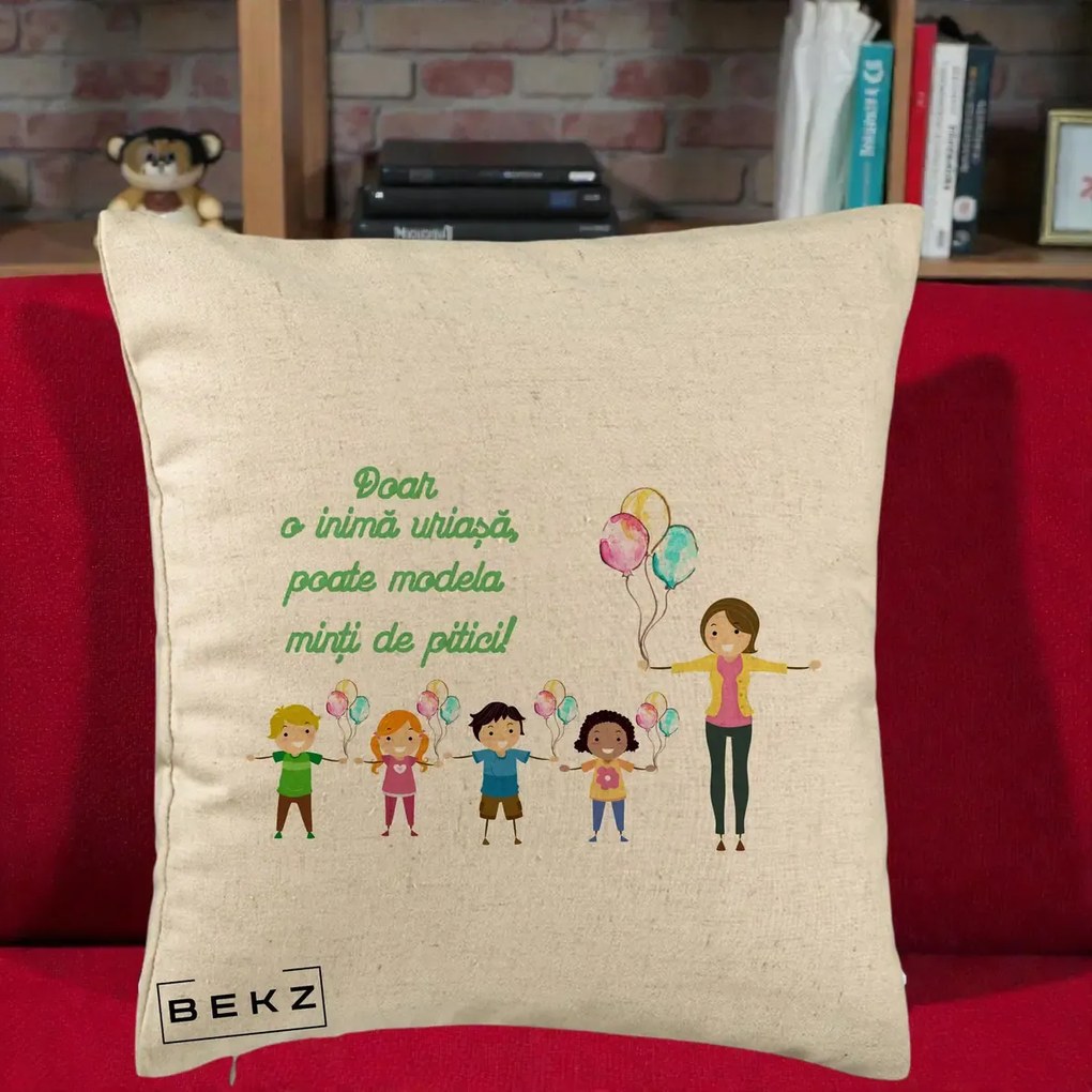 Cadou pentru Educatoare - Perna Personalizata Doar o Inima Uriasa poate Modela Minti de Pitici cu Educatoare si Baloane, 40x40 cm, Bej, Husa Detasabila, Perna Inclusa, BEKZ®