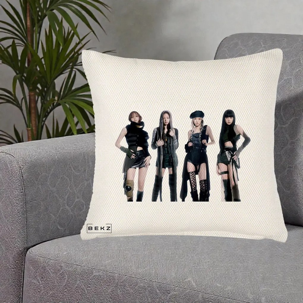 Perna Personalizata K-pop BLACKPINK Tinute Negre Elegante Grup, 40x40 cm, Crem Reliefat, Husa Detasabila, Perna Inclusa, BEKZ®