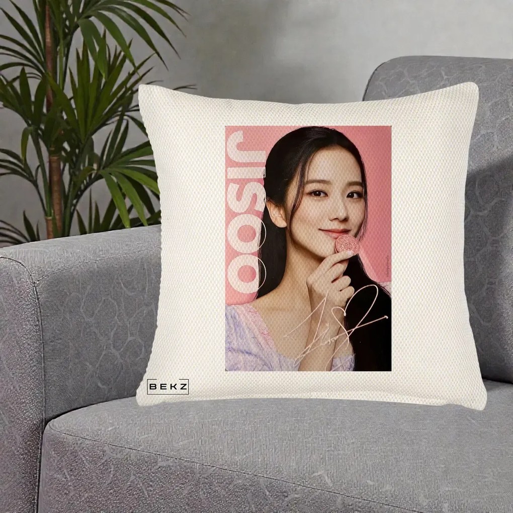 Perna Personalizata K-pop BLACKPINK Jisoo cu Semnatura si Fond Roz, 40x40 cm, Crem Reliefat, Husa Detasabila, Perna Inclusa, BEKZ®