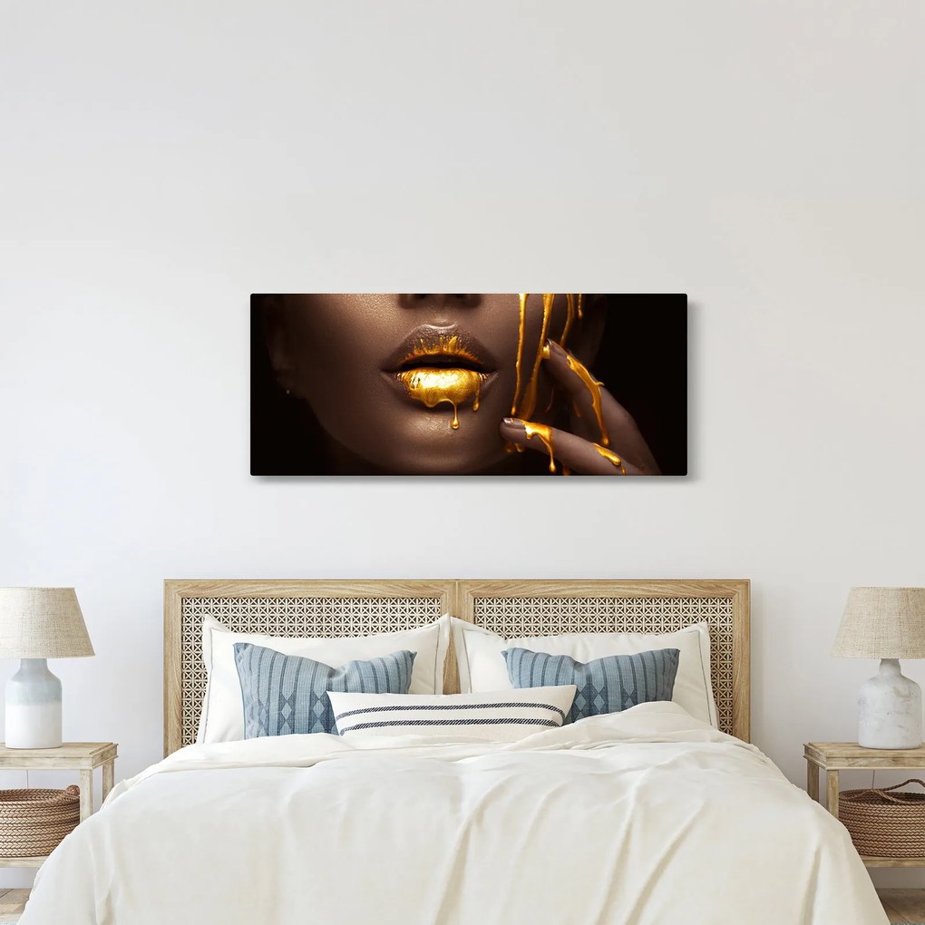 Tablou - Femeie cu buze aurii (120x50 cm)