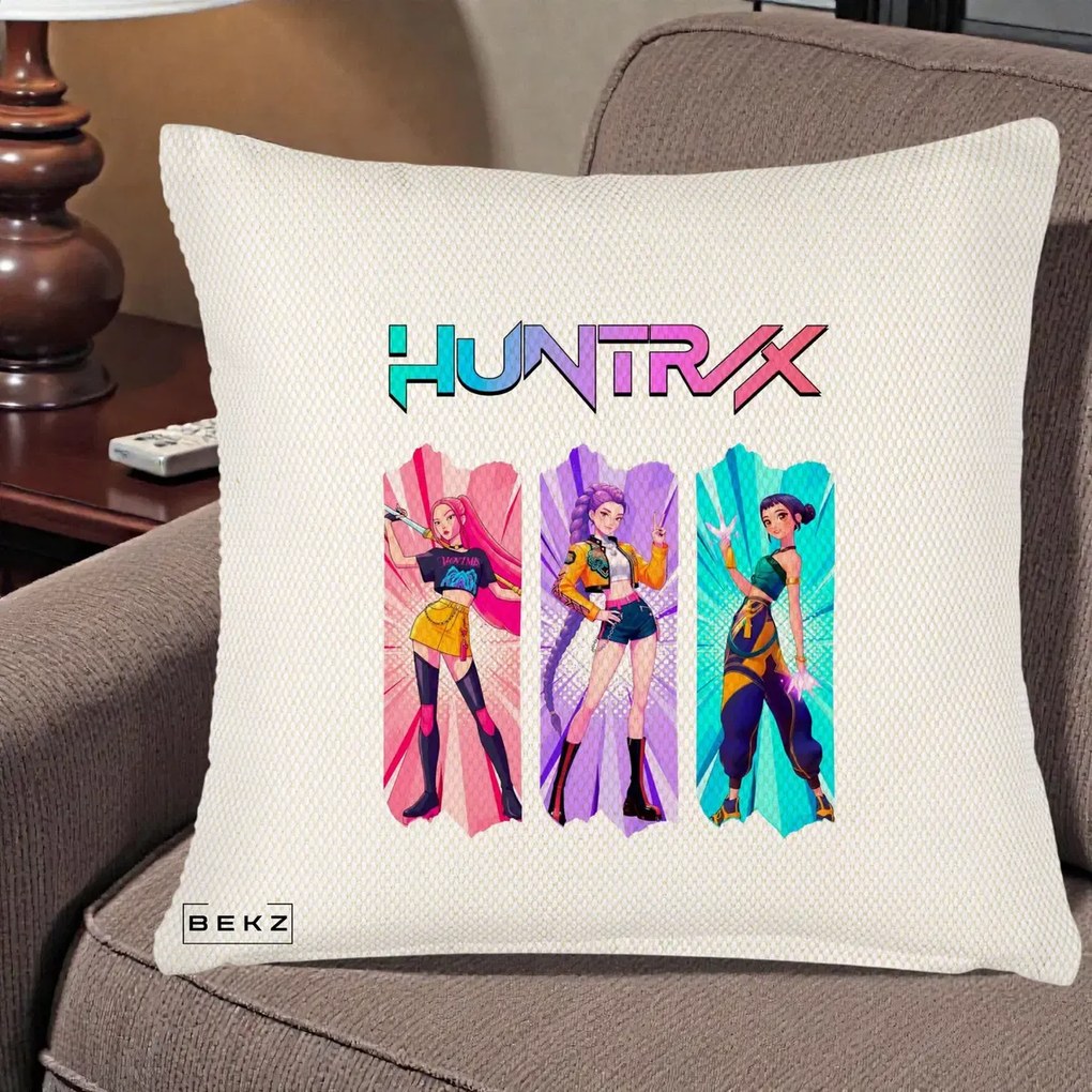 Perna Personalizata K-pop HUNTRX Trio cu Pisica in Benzi, 40x40 cm, Crem Reliefat, Husa Detasabila, Perna Inclusa, BEKZ®