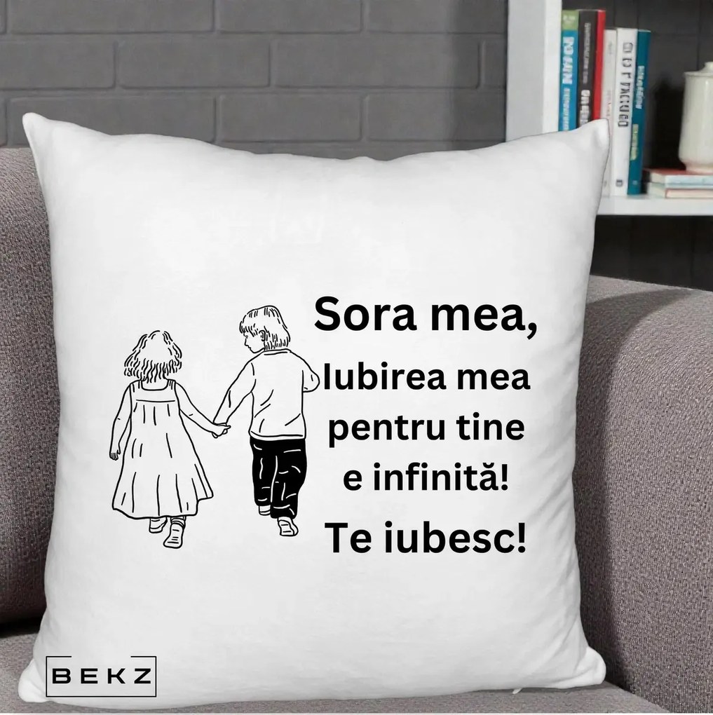 Cadou pentru Sora - Perna Personalizata Sora Mea Te Iubesc Copii Tinand Maini din Spate, 40x40 cm, Alb Pufos, Husa Detasabila, Perna Inclusa, BEKZ®