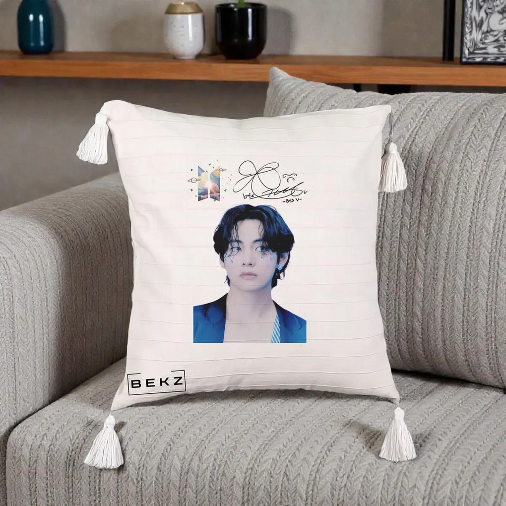 Perna Personalizata K-pop BTS V Taehyung Portret cu Autograf, 40x40 cm, Bej cu Franjuri, Husa Detasabila, Perna Inclusa, BEKZ®