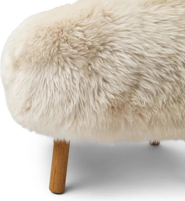 Fotoliu premium crem din 100% blană naturală de oaie din Noua Zeelandă, cu fir lung, picioare din lemn masiv de stejar, „Ethan”