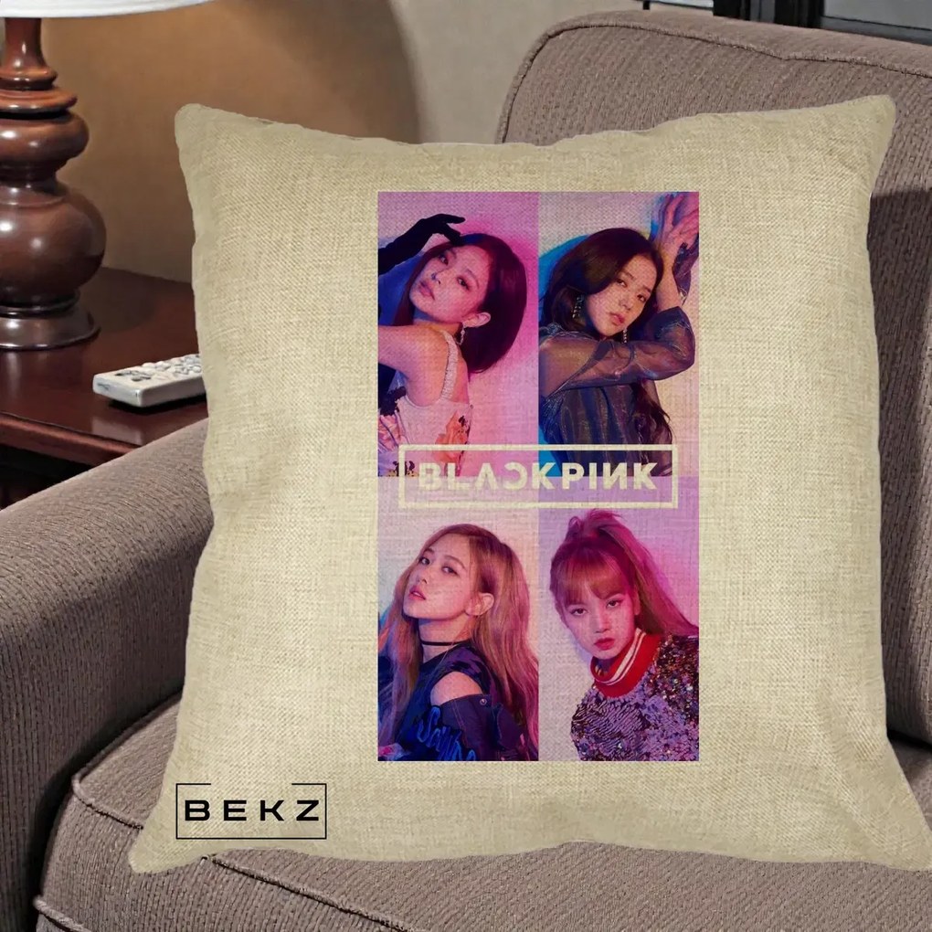 Perna Personalizata K-pop BLACKPINK Poster Colaj 4 Membre Violet Roz, 40x40 cm, Crem, Husa Detasabila, Perna Inclusa, BEKZ®