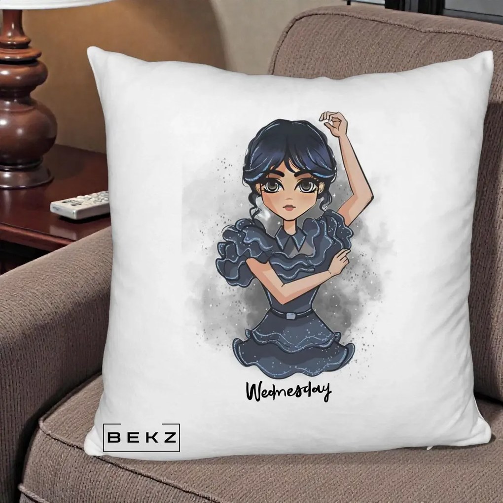 Perna Personalizata Wednesday Addams Dancing Queen, 40x40 cm, Alb Pufos, Husa Detasabila, Perna Inclusa, BEKZ®