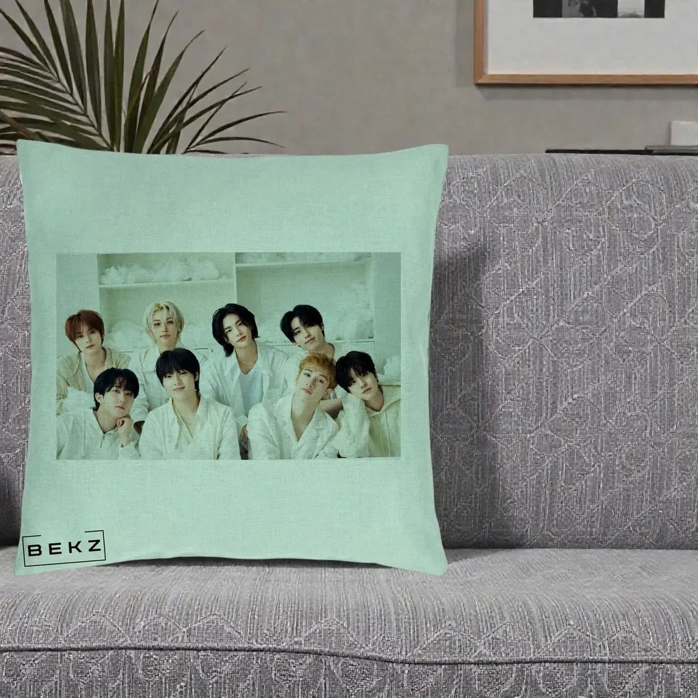 Perna Personalizata K-pop Stray Kids Foto Grup All-White Landscape, 40x40 cm, Verde Menta, Husa Detasabila, Perna Inclusa, BEKZ®