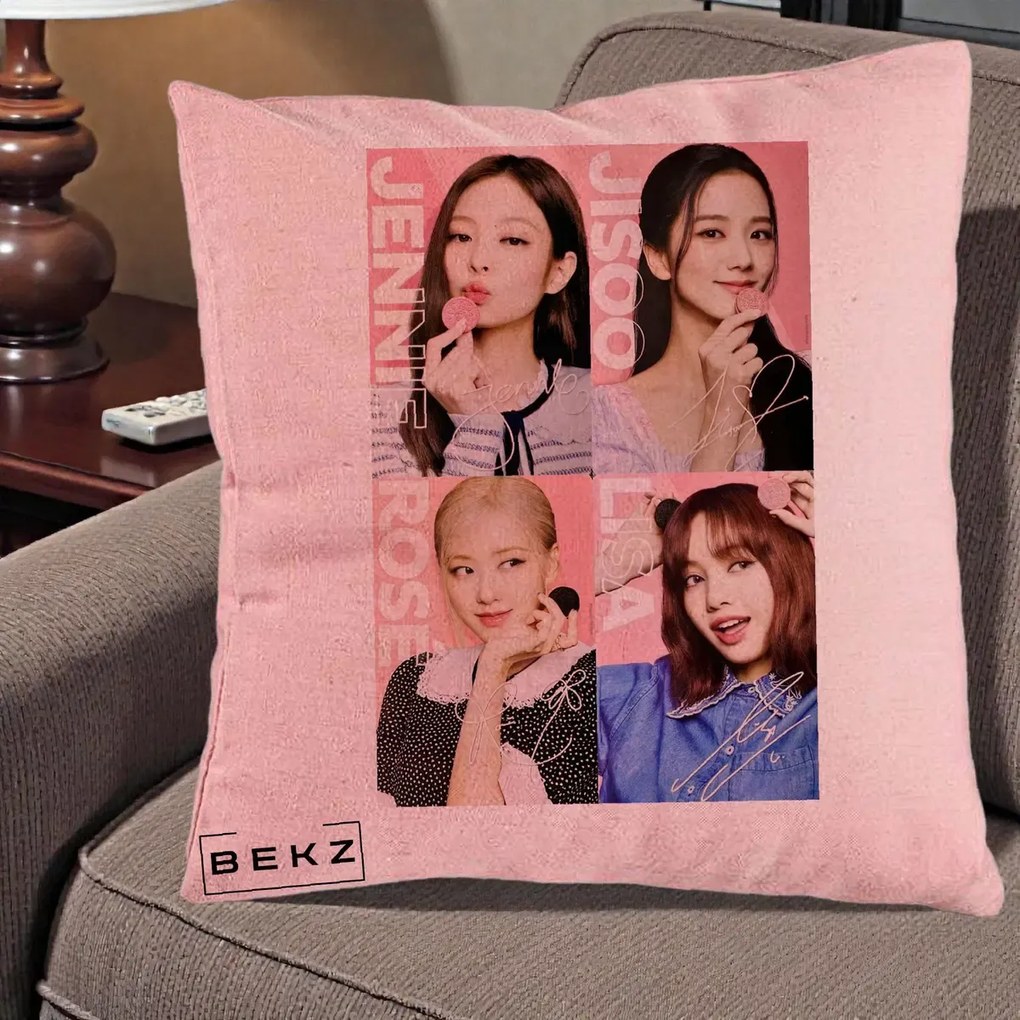 Perna Personalizata K-pop BLACKPINK Colaj 4 Portrete cu Semnature, 40x40 cm, Roz, Husa Detasabila, Perna Inclusa, BEKZ®