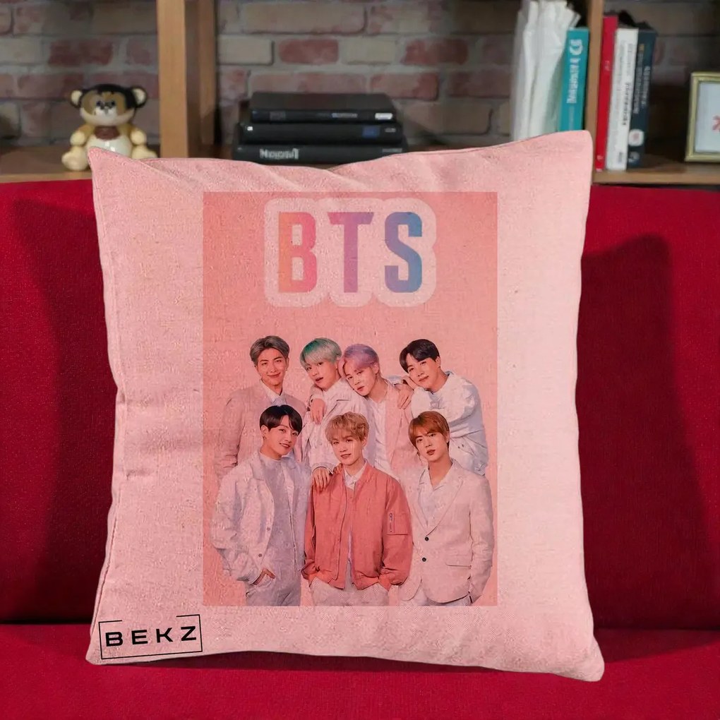 Perna Personalizata K-pop BTS Foto Grup cu BTS si Fond Roz Pastel, 40x40 cm, Roz, Husa Detasabila, Perna Inclusa, BEKZ®