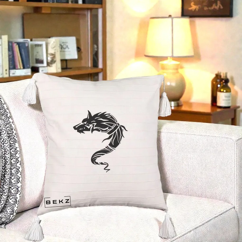 Perna Decorativa Lup Tribal Alb-Negru, 40x40 cm, Bej cu Franjuri, Husa Detasabila, Perna Inclusa, BEKZ®