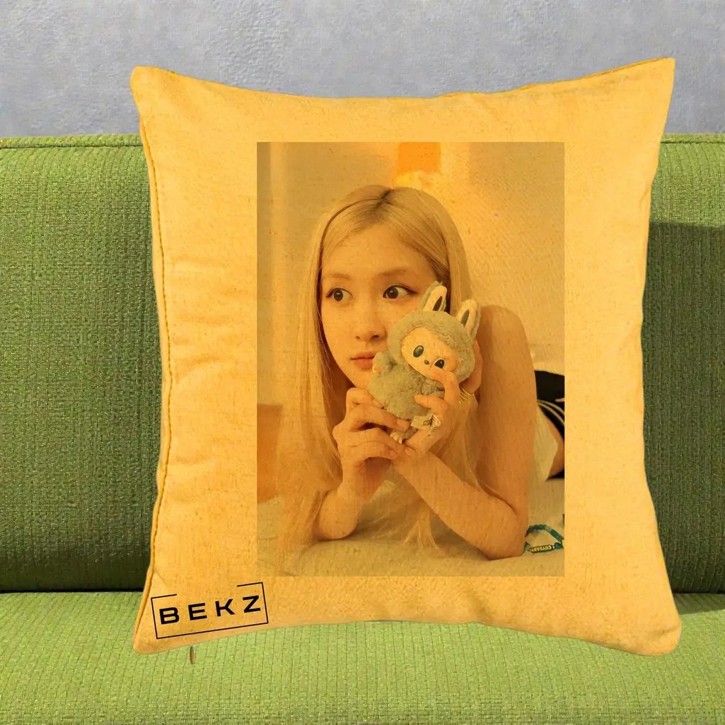 Perna Personalizata K-pop BLACKPINK Rose cu Papusa Iepure, 40x40 cm, Galben, Husa Detasabila, Perna Inclusa, BEKZ®