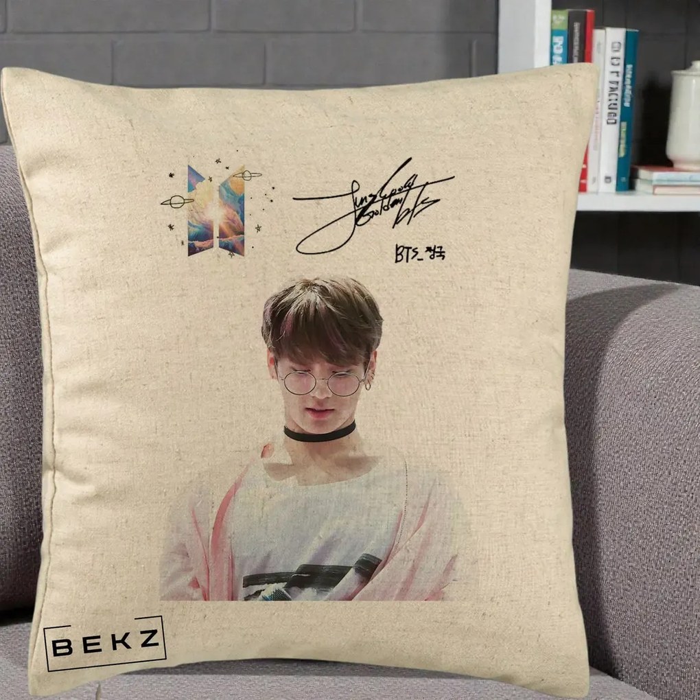 Perna Personalizata K-pop BTS Jungkook Portret cu Ochelari Autograf, 40x40 cm, Bej, Husa Detasabila, Perna Inclusa, BEKZ®