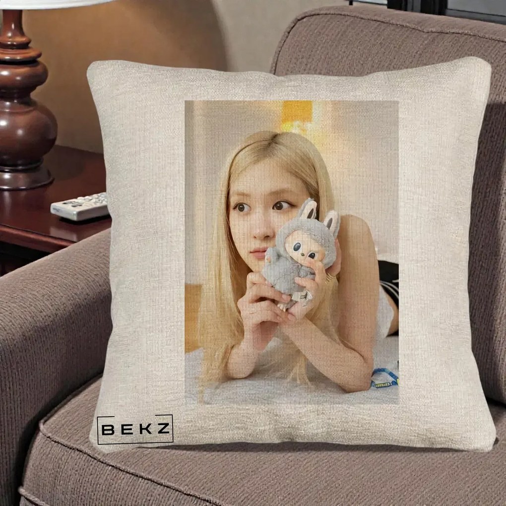 Perna Personalizata K-pop BLACKPINK Rose cu Papusa Iepure, 40x40 cm, Bej Canapea, Husa Detasabila, Perna Inclusa, BEKZ®