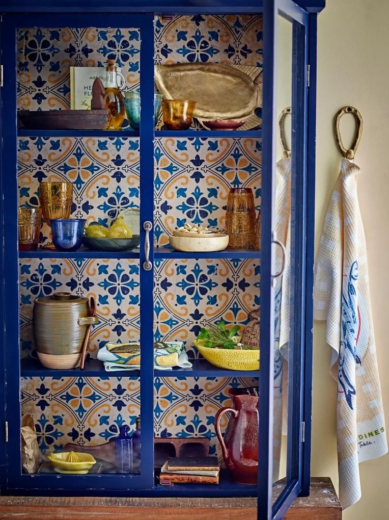 Vitrină de perete mediteraneană din lemn, albastru, cu 2 uși vitrate, 3 rafturi și spate imprimat, finisaj antichizat, 122 x 81 x 18 cm, „Hazem”