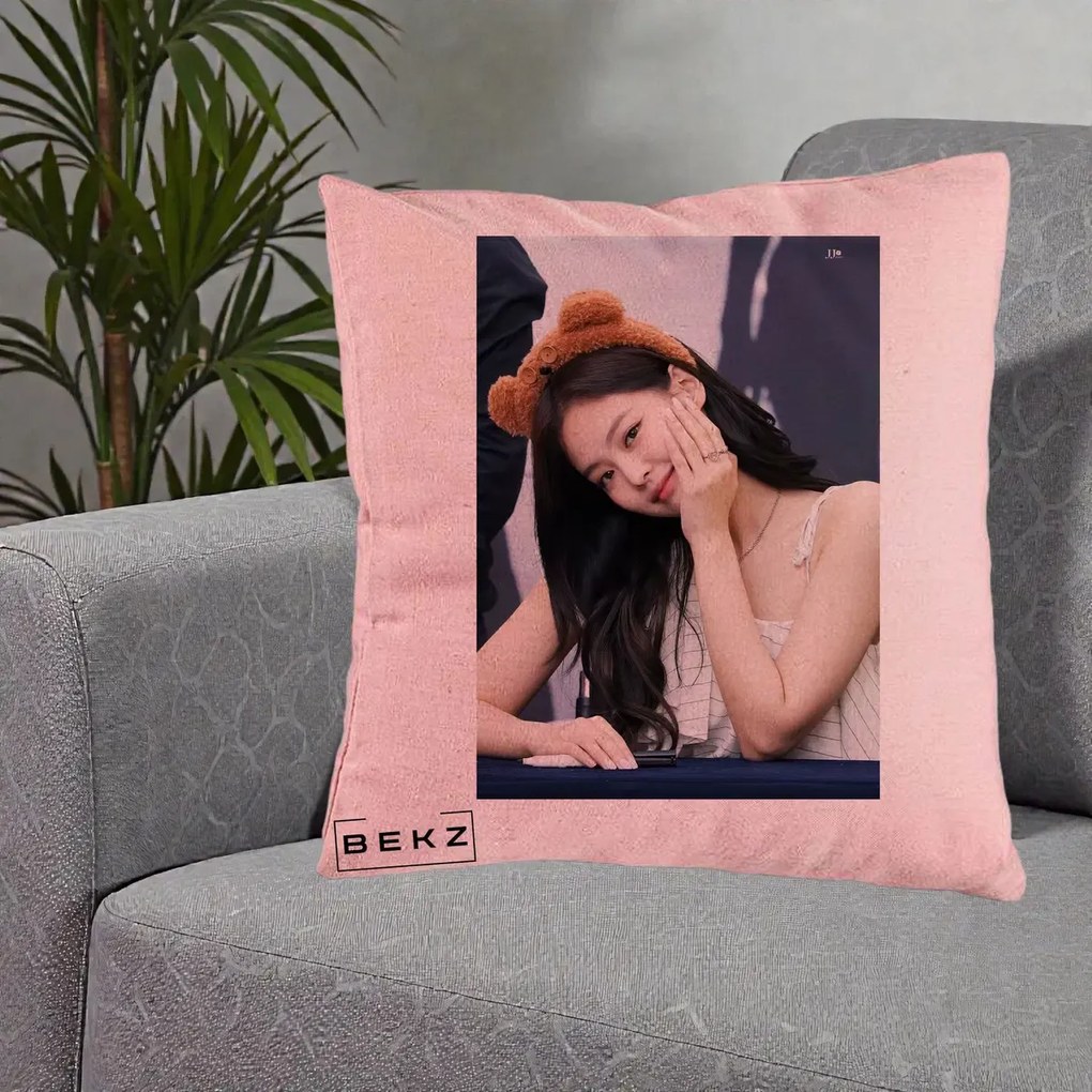 Perna Personalizata K-pop BLACKPINK Jennie Cute cu Diadema Ursulet, 40x40 cm, Roz, Husa Detasabila, Perna Inclusa, BEKZ®
