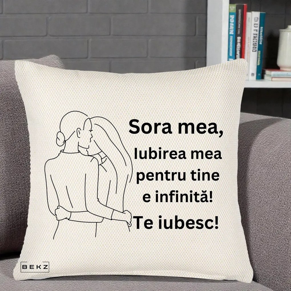 Cadou pentru Sora - Perna Personalizata Sora Mea Te Iubesc Imbratisare din Spate Line Art, 40x40 cm, Crem Reliefat, Husa Detasabila, Perna Inclusa, BEKZ®