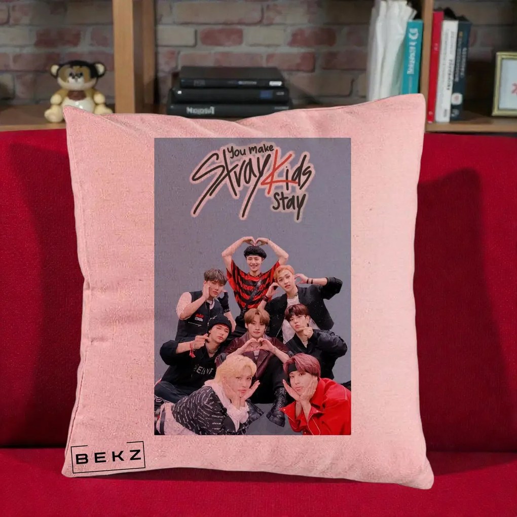 Perna Personalizata K-pop Stray Kids You Make Stray Kids Stay cu Foto Grup, 40x40 cm, Roz, Husa Detasabila, Perna Inclusa, BEKZ®