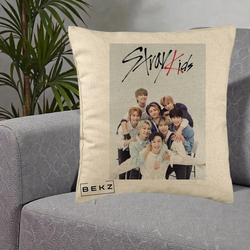 Perna Personalizata K-pop Stray Kids cu Foto Grup Alb-Albastru, 40x40 cm, Bej, Husa Detasabila, Perna Inclusa, BEKZ®