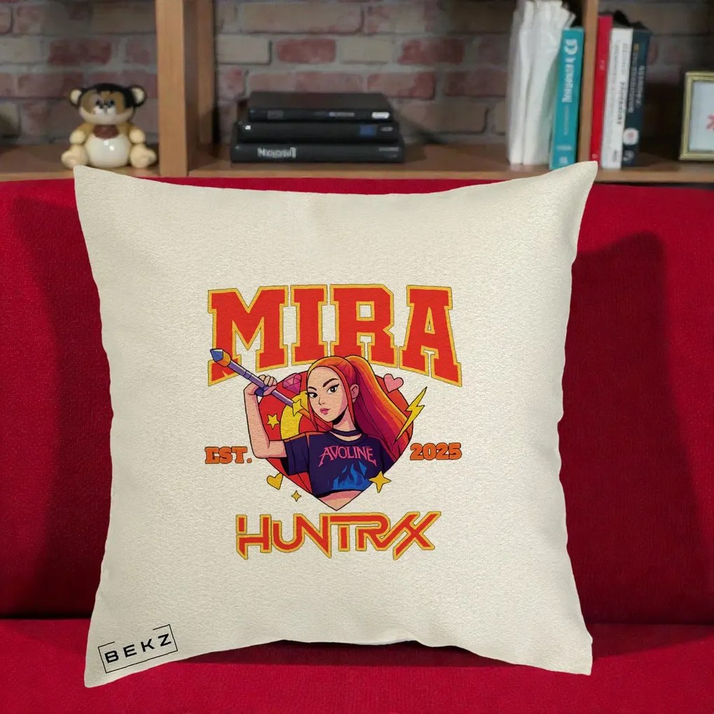 Perna Personalizata K-pop HUNTRX Mira Personaj Avoline, 40x40 cm, Ecru, Husa Detasabila, Perna Inclusa, BEKZ®
