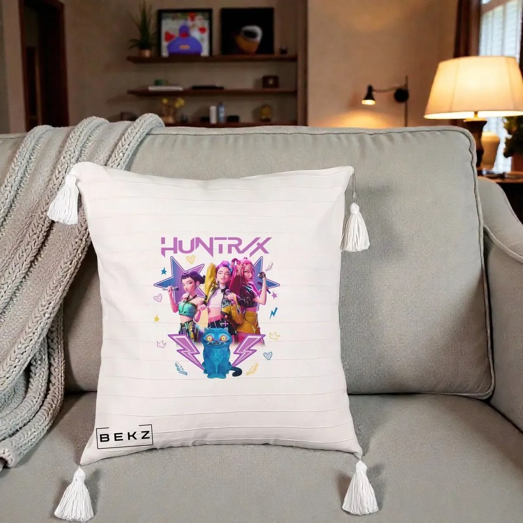 Perna Personalizata K-pop HUNTRX Trio 3D cu Pisica Fulgere, 40x40 cm, Bej cu Franjuri, Husa Detasabila, Perna Inclusa, BEKZ®