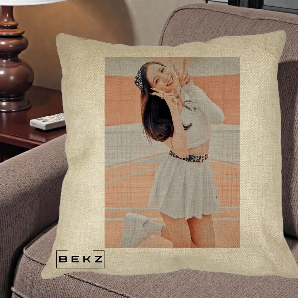 Perna Personalizata K-pop BLACKPINK Nayeon/Jisoo Tenis Alb, 40x40 cm, Crem, Husa Detasabila, Perna Inclusa, BEKZ®