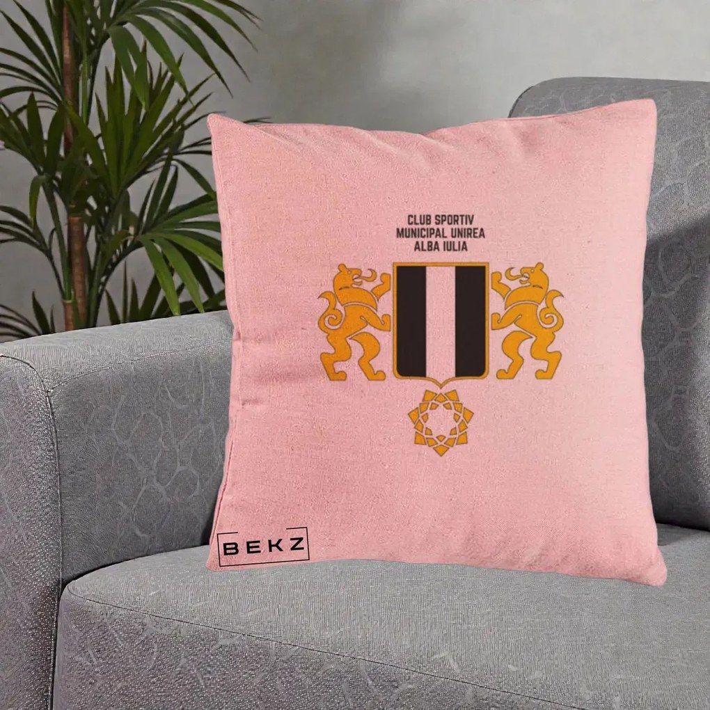 Perna Personalizata CSM Unirea Alba Iulia Fotbal, 40x40 cm, Roz, Husa Detasabila, Perna Inclusa, BEKZ®