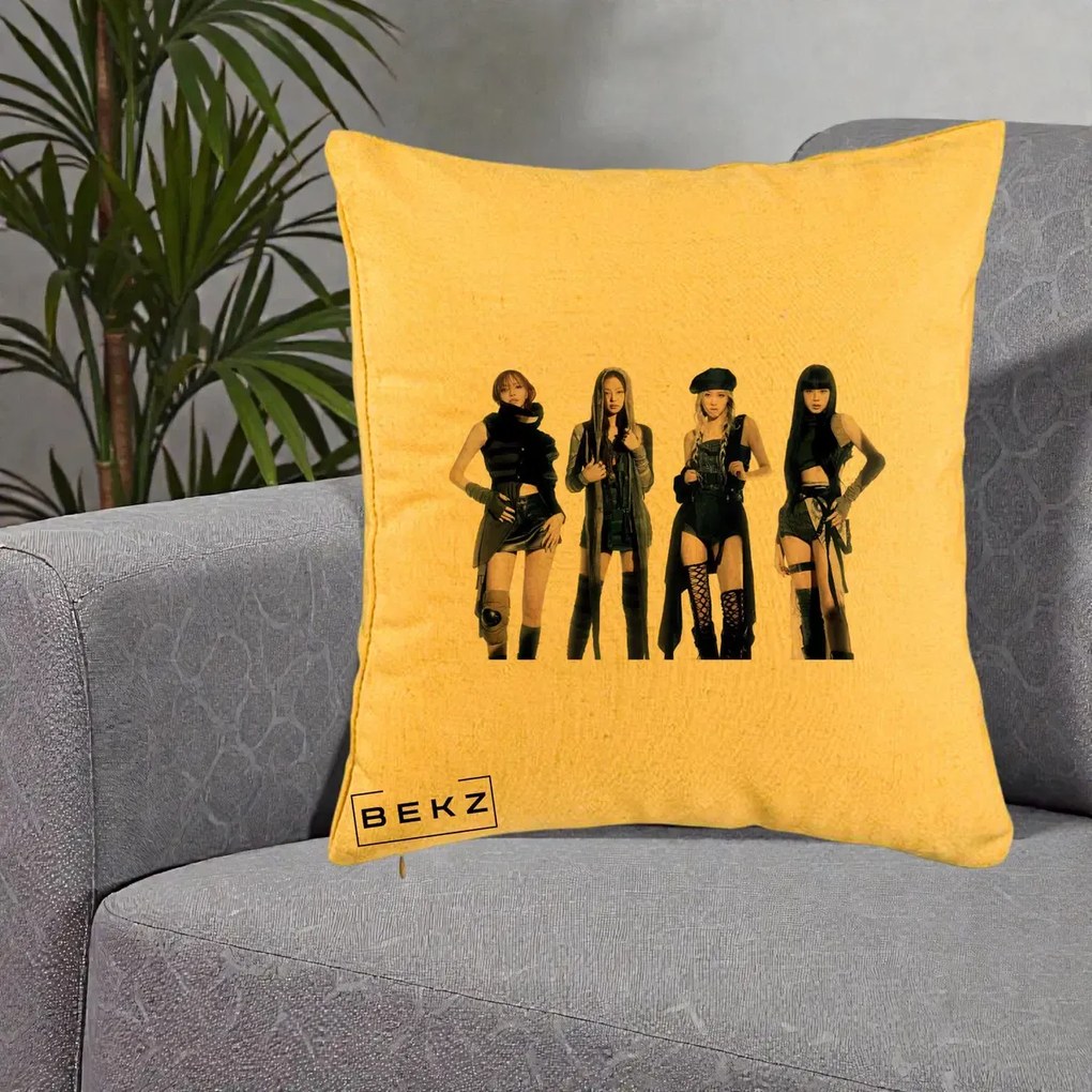 Perna Personalizata K-pop BLACKPINK Tinute Negre Elegante Grup, 40x40 cm, Galben, Husa Detasabila, Perna Inclusa, BEKZ®