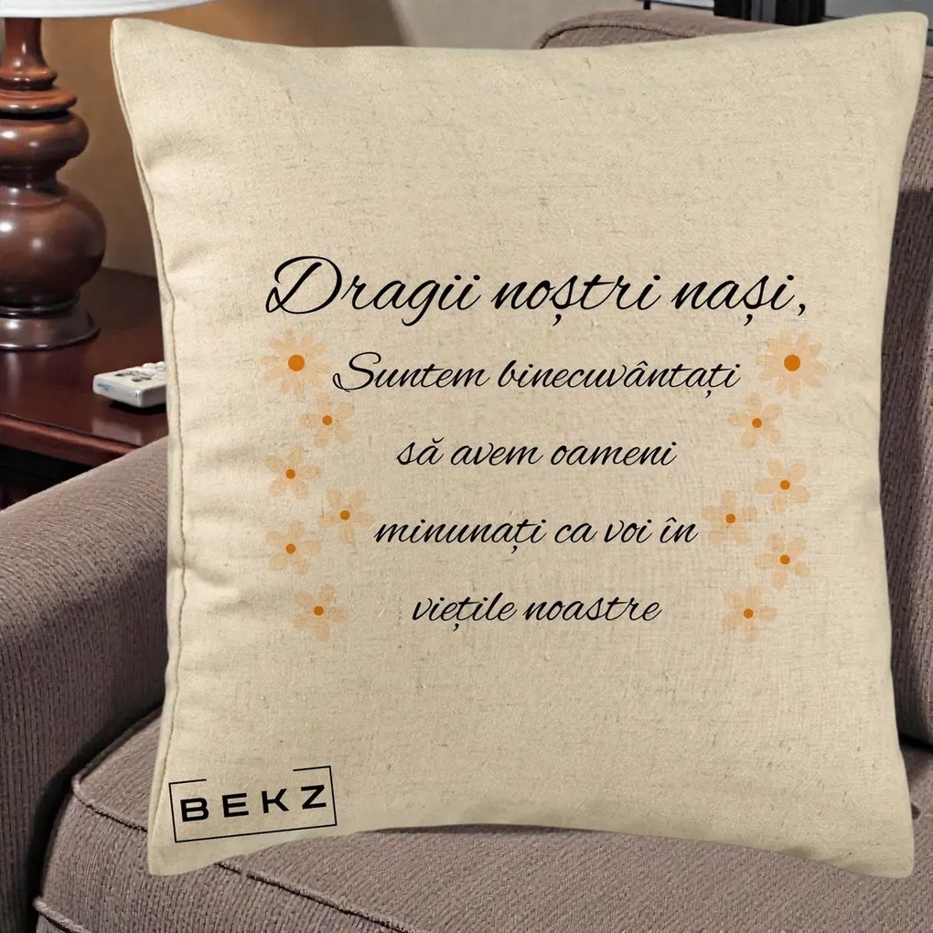 Cadou pentru Nasi - Perna Personalizata Dragii Nostri Nasi Suntem Binecuvantati cu Floricele, 40x40 cm, Bej, Husa Detasabila, Perna Inclusa, BEKZ®