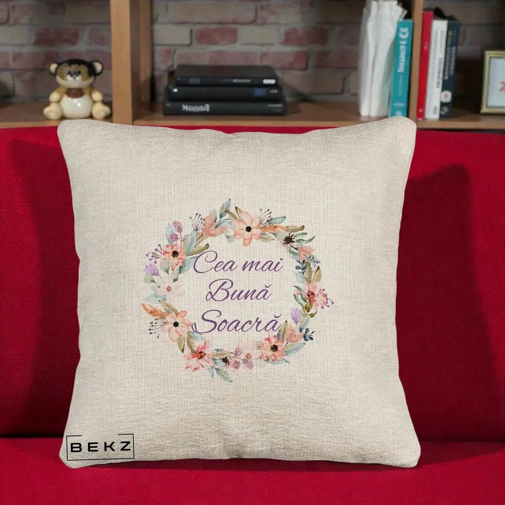 Cadou pentru Soacra - Perna Personalizata Cea mai Buna Soacra cu Coronita Flori Boho Pastel, 40x40 cm, Bej Canapea, Husa Detasabila, Perna Inclusa, BEKZ®