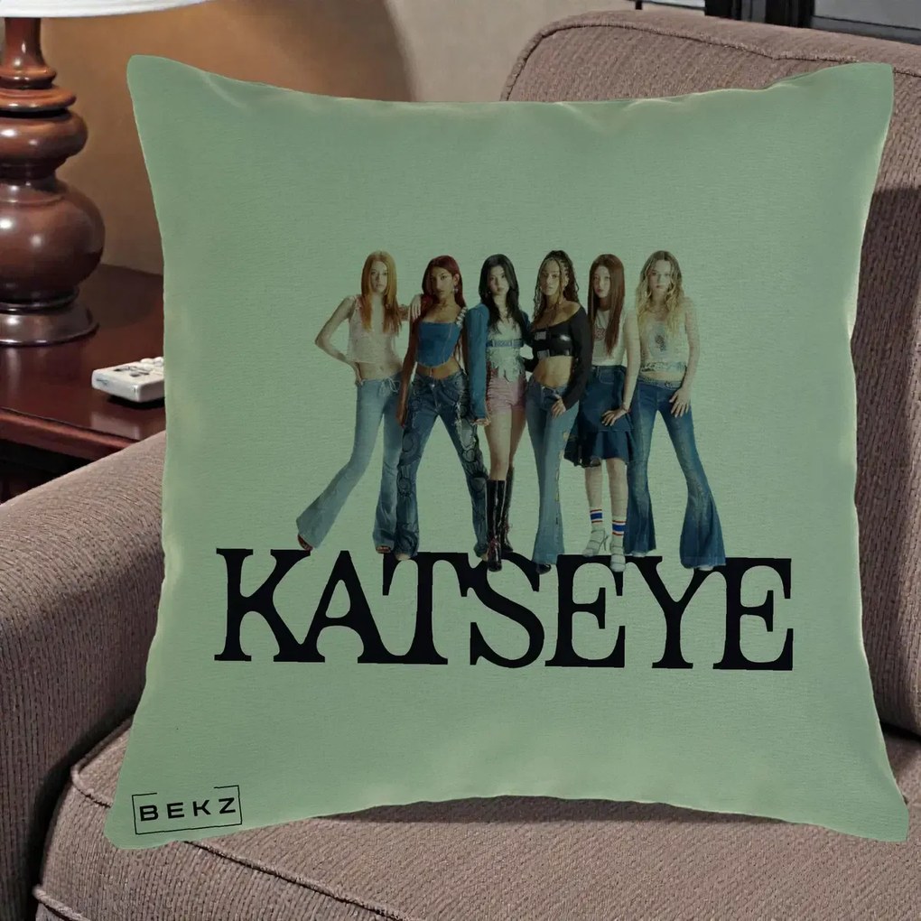 Perna Personalizata K-pop KATSEYE Foto Grup Blugi, 40x40 cm, Verde, Husa Detasabila, Perna Inclusa, BEKZ®