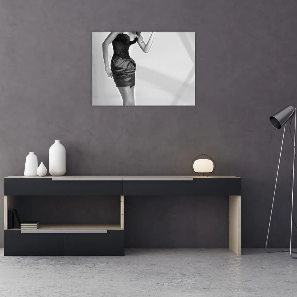 Tablou pe sticlă - Femeie într-o rochie scurtă (70x50 cm)