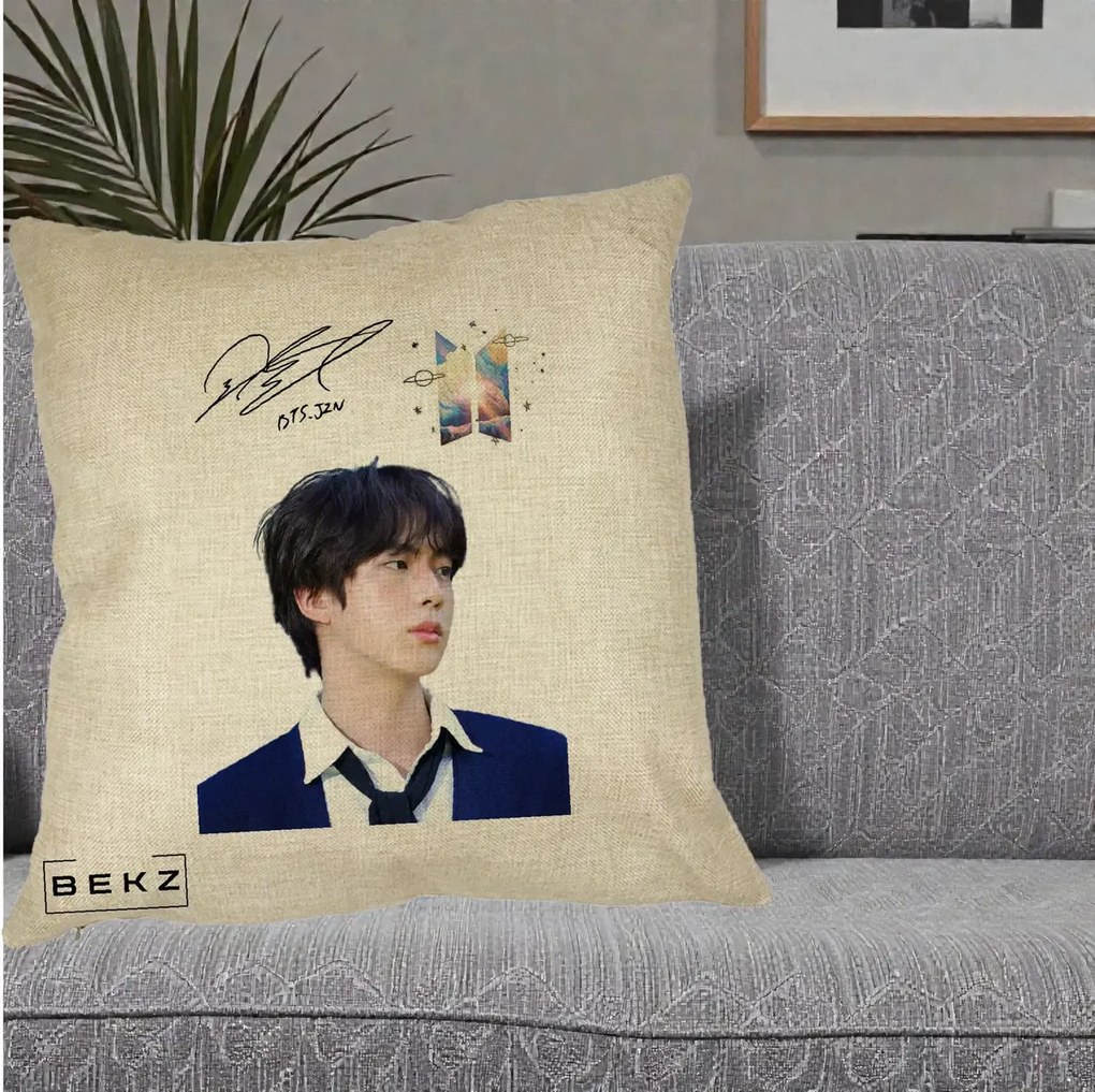 Perna Personalizata K-pop BTS Jin Portret Tinuta Albastra Autograf, 40x40 cm, Crem, Husa Detasabila, Perna Inclusa, BEKZ®
